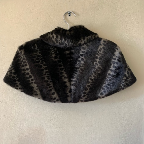 JESSICA SIMPSON’s Cape - Picture 2 of 7